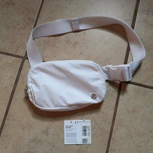 Lululemon Everywhere Belted Bag